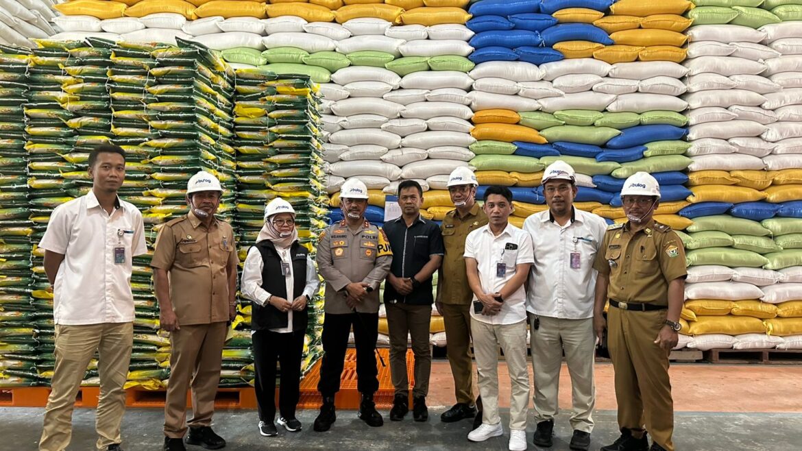 Kapolda Sulawesi Tenggara  Bersama Tim Satgas Pangan Sultra, Melakukan Inspeksi Mendadak ke Sejumlah Titik Distribusi Beras di Kota Kendari