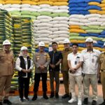 Kapolda Sulawesi Tenggara Bersama Tim Satgas Pangan Sultra, Melakukan Inspeksi Mendadak ke Sejumlah Titik Distribusi Beras di Kota Kendari Kapolda Sulawesi Tenggara Bersama Tim Satgas Pangan Sultra, Melakukan Inspeksi Mendadak ke Sejumlah Titik Distribusi Beras di Kota Kendari