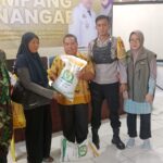 Didampingi Bhabinsa dan Bhabinkamtibmas, Lurah Badaruddin Salurkan Bantuan Beras di Kelurahan Sumpang Binangae Didampingi Bhabinsa dan Bhabinkamtibmas, Lurah Badaruddin Salurkan Bantuan Beras di Kelurahan Sumpang Binangae