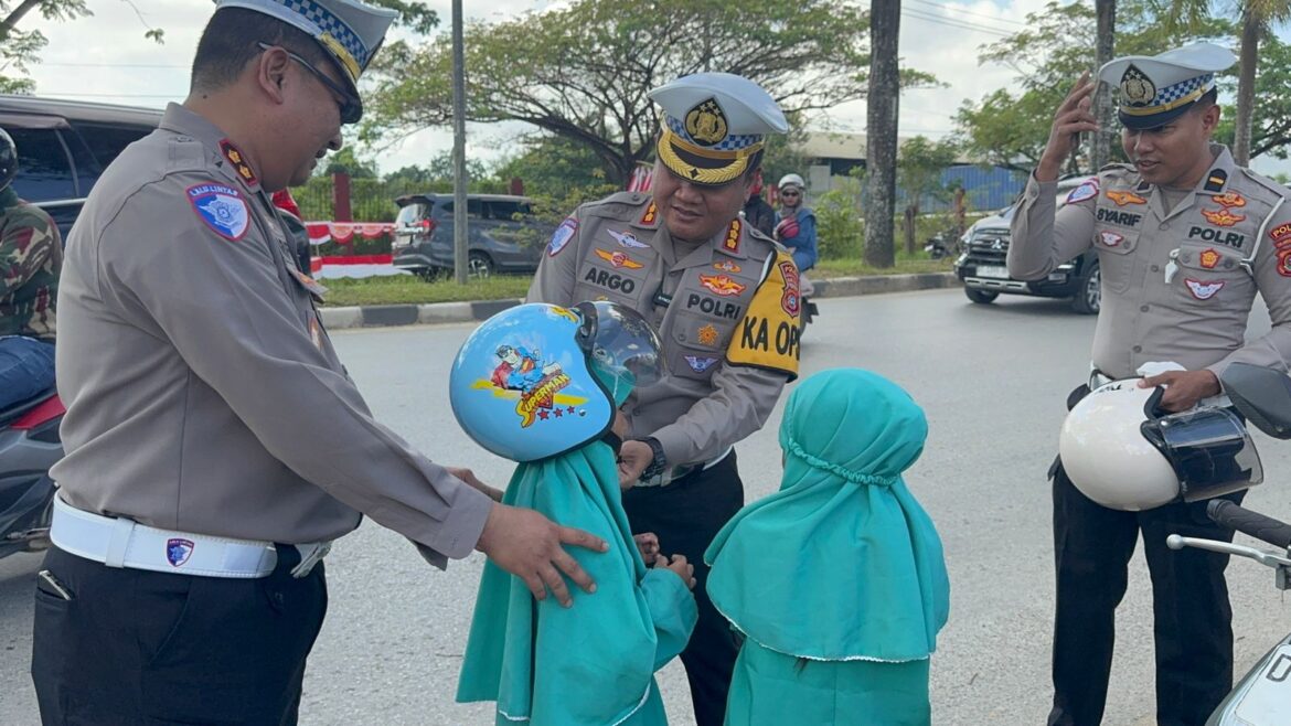 Dirlantas Polda Sultra Bagi Helm saat Operasi Patuh Anoa 2025
