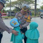 Dirlantas Polda Sultra Bagi Helm saat Operasi Patuh Anoa 2025 Dirlantas Polda Sultra Bagi Helm saat Operasi Patuh Anoa 2025