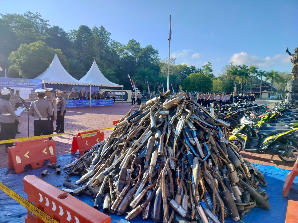 *Polda Sultra Musnahkan 735 Knalpot Brong Hasil Operasi Patuh Anoa 2025*