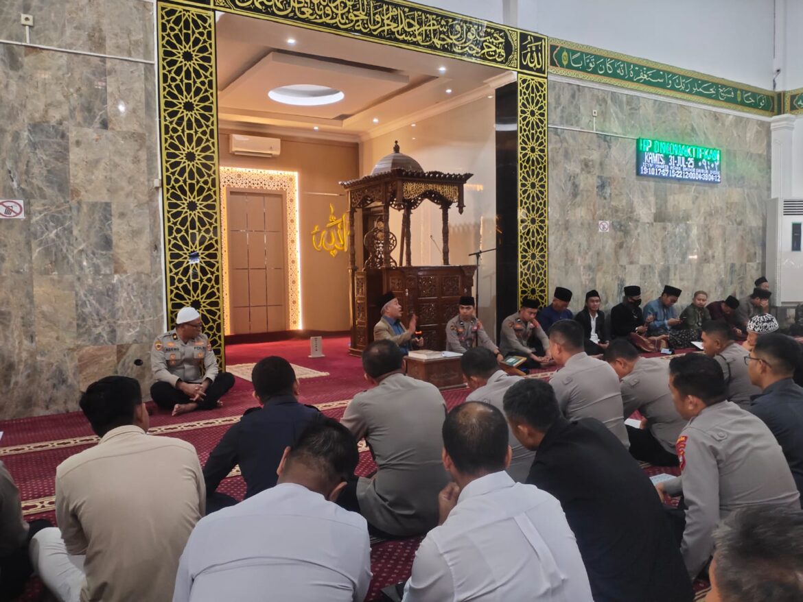 Kiai Marzuki Mustamar Beri Tausiyah di Polda Sultra: “Jaga Keamanan agar Syariat Bisa Dijalankan dengan Tenang