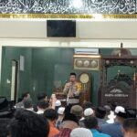 Kapolres Berikan Arahan Kamtibmas Usai Salat Jumat di Masjid Agung Barru Kapolres Berikan Arahan Kamtibmas Usai Salat Jumat di Masjid Agung Barru