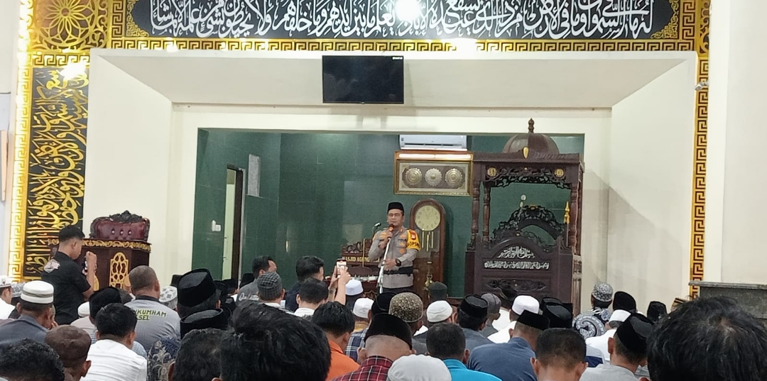 Kapolres Berikan Arahan Kamtibmas Usai Salat Jumat di Masjid Agung Barru