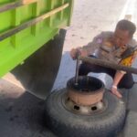 Kanit Turjawali Sat Lantas Polres Barru IPDA Ameruddin Tanggap Bantu Sopir Mobil yang Kesulitan Kanit Turjawali Sat Lantas Polres Barru IPDA Ameruddin Tanggap Bantu Sopir Mobil yang Kesulitan