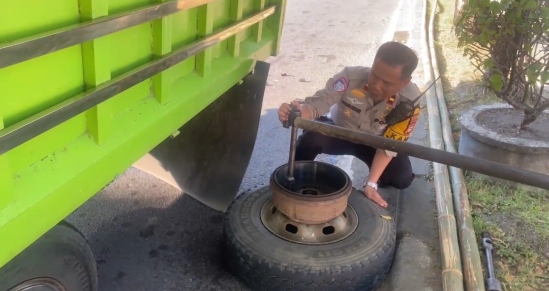 Kanit Turjawali Sat Lantas Polres Barru IPDA Ameruddin Tanggap Bantu Sopir Mobil yang Kesulitan