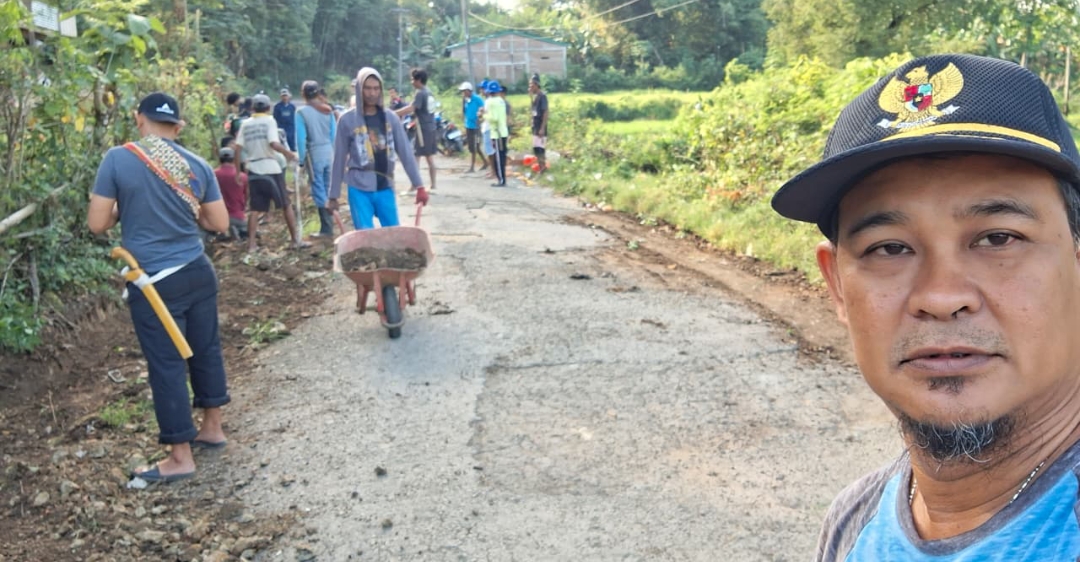 ​Gotong Royong Akrab di Desa Lampoko: Warga RT 05 dan Desa Balusu Bersatu Membangun!