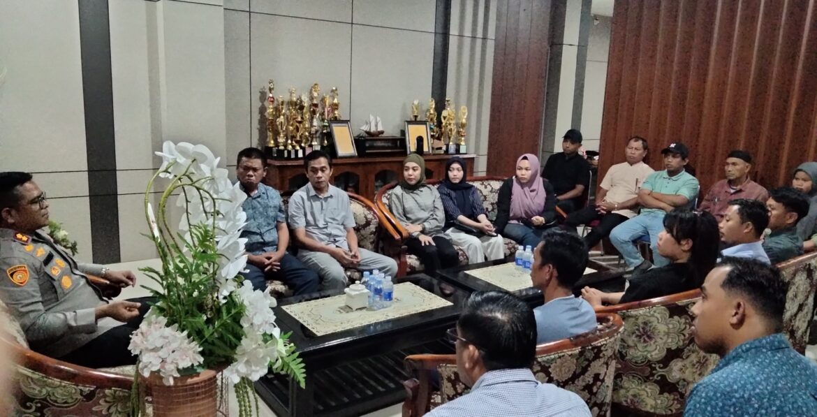 Rapat Koordinasi Bersama Operator dan Pengelola SPBU, Kapolres Barru: Kami Akan Tindak Tegas Jika Ditemukan Pelanggaran oleh Oknum SPBU