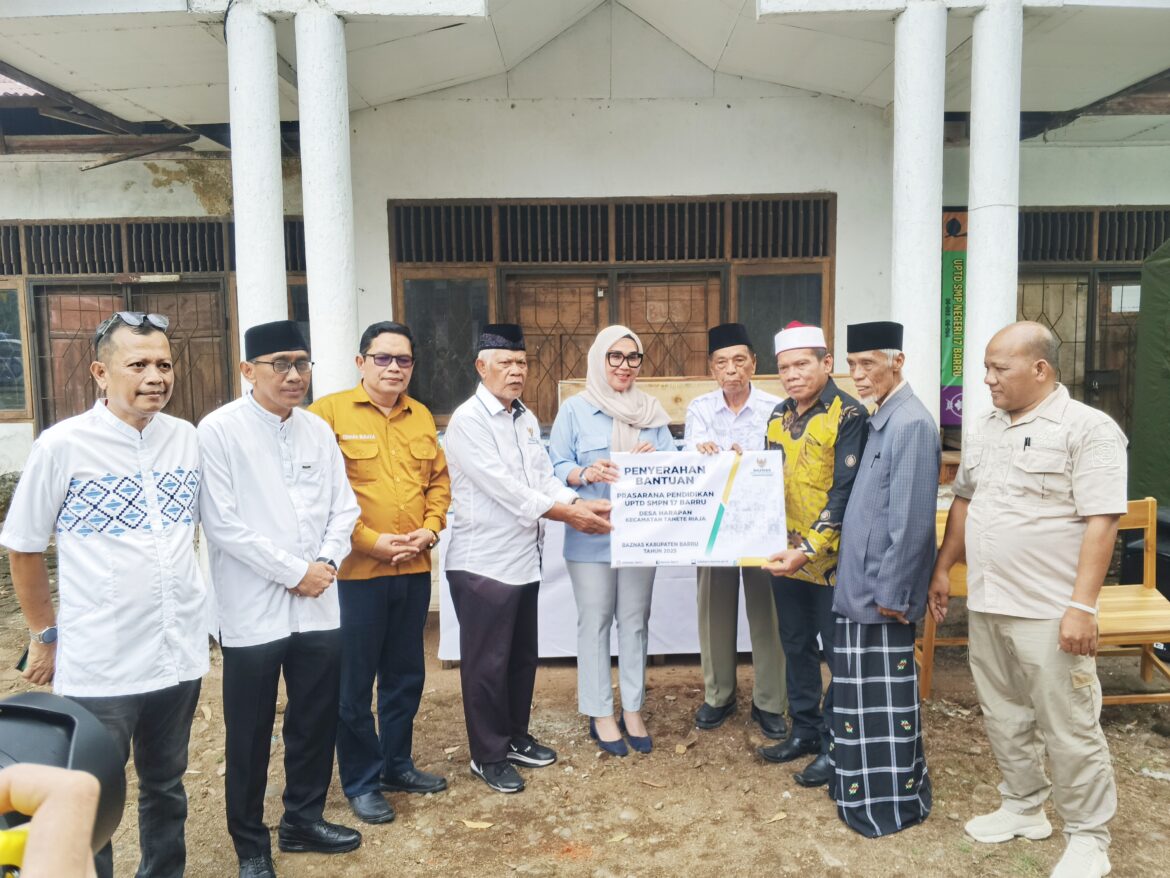 ​BAZNAS Barru Serahkan Bantuan untuk Boarding School Tahfiz Quran di SMPN 17 Barru