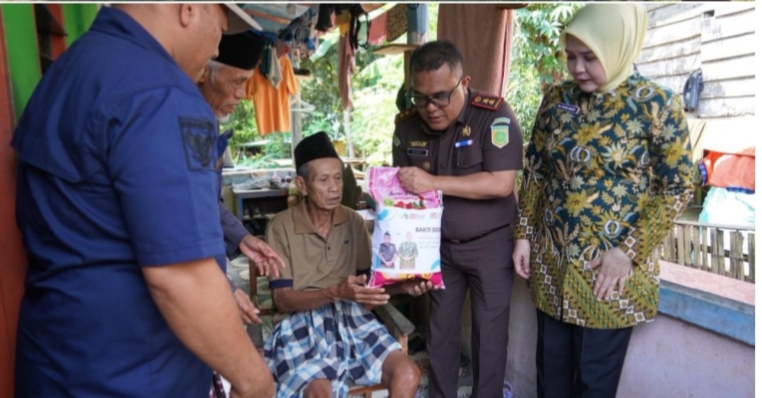 Kejari Barru Gelar Bakti Sosial dan Anjangsana, Rayakan HUT Kejaksaan ke-80