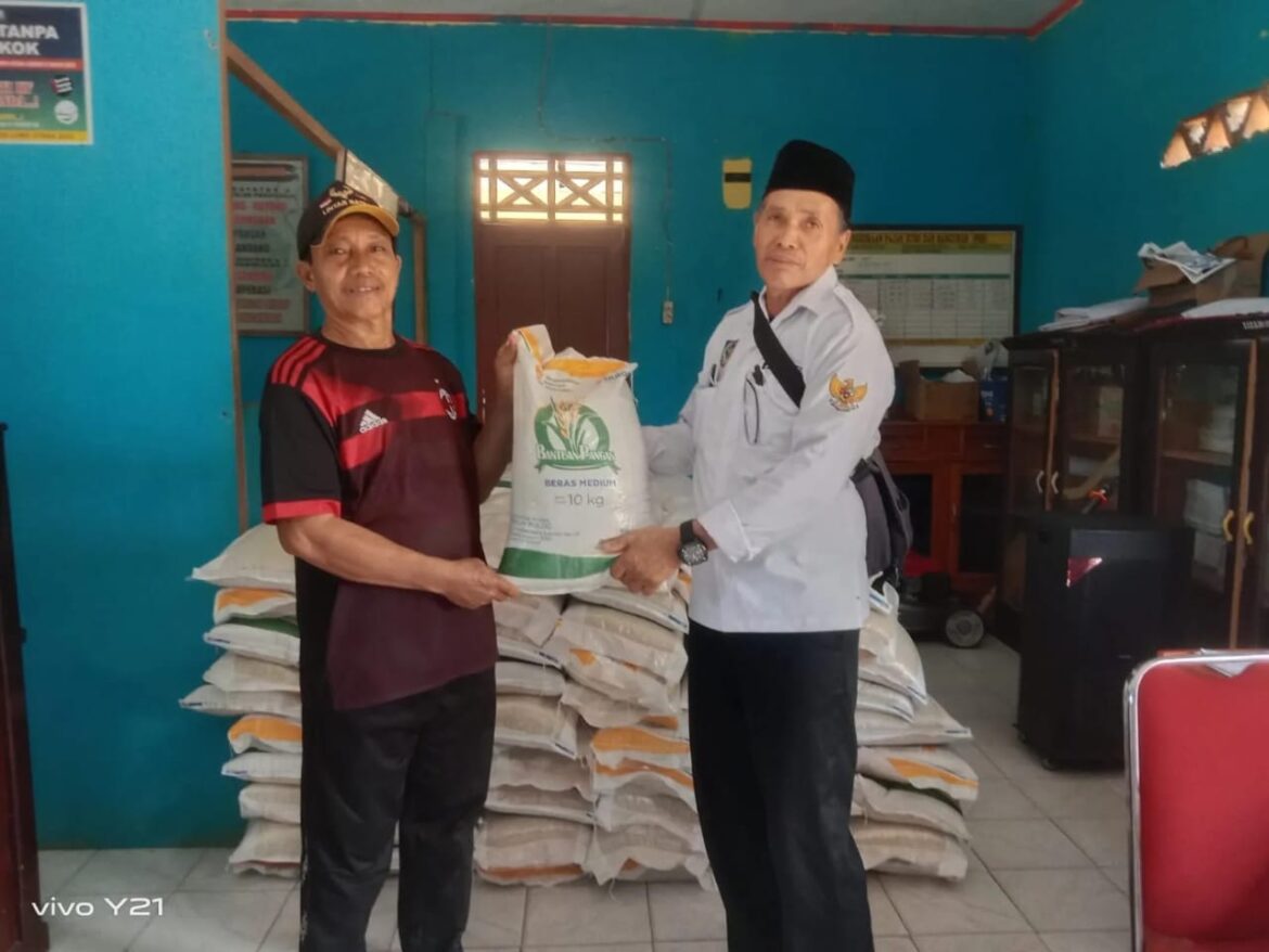 Pemerintah Desa Bumi Harapan Salurkan Bantuan Pangan Kepada 135 KPM.