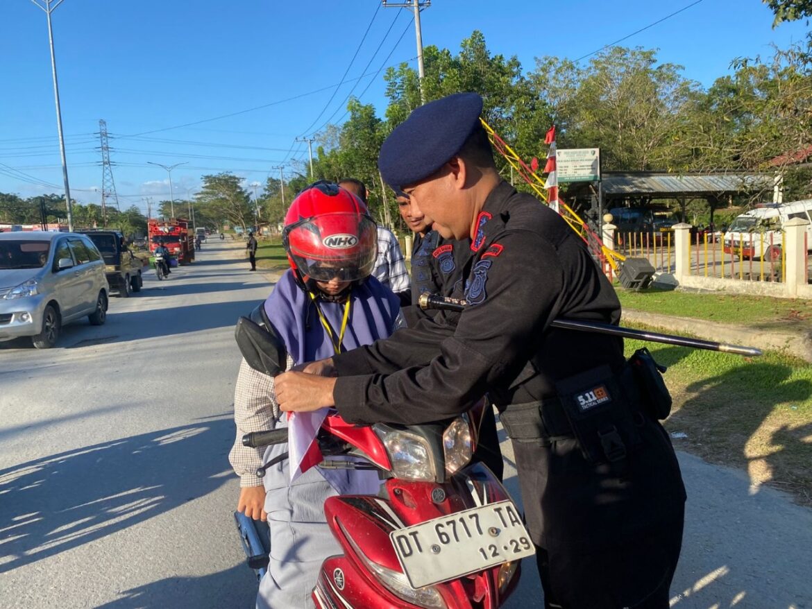 Semarak Merah Putih: Brimob Polda Sultra Bagikan dan Pasangkan Bendera kepada Pengguna Jalan Sambut HUT RI ke-80