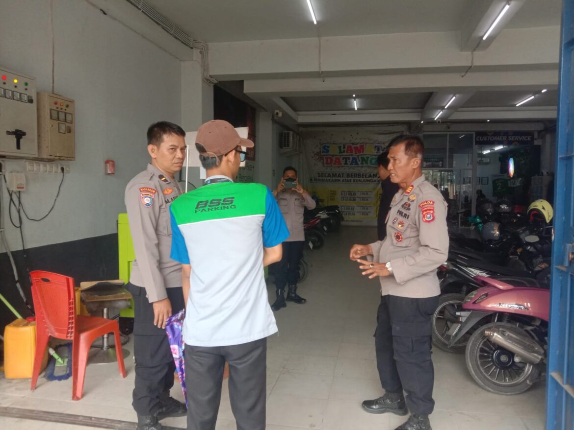 *DITBINMAS POLDA SULTRA GELAR PENYULUHAN KAMTIBMAS UNTUK TUKANG PARKIR DI KOTA KENDARI*