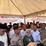 *Polda Sultra dan Bulog Gelar Gerakan Pangan Murah, Ratusan Warga Serbu Lokasi* *Polda Sultra dan Bulog Gelar Gerakan Pangan Murah, Ratusan Warga Serbu Lokasi*