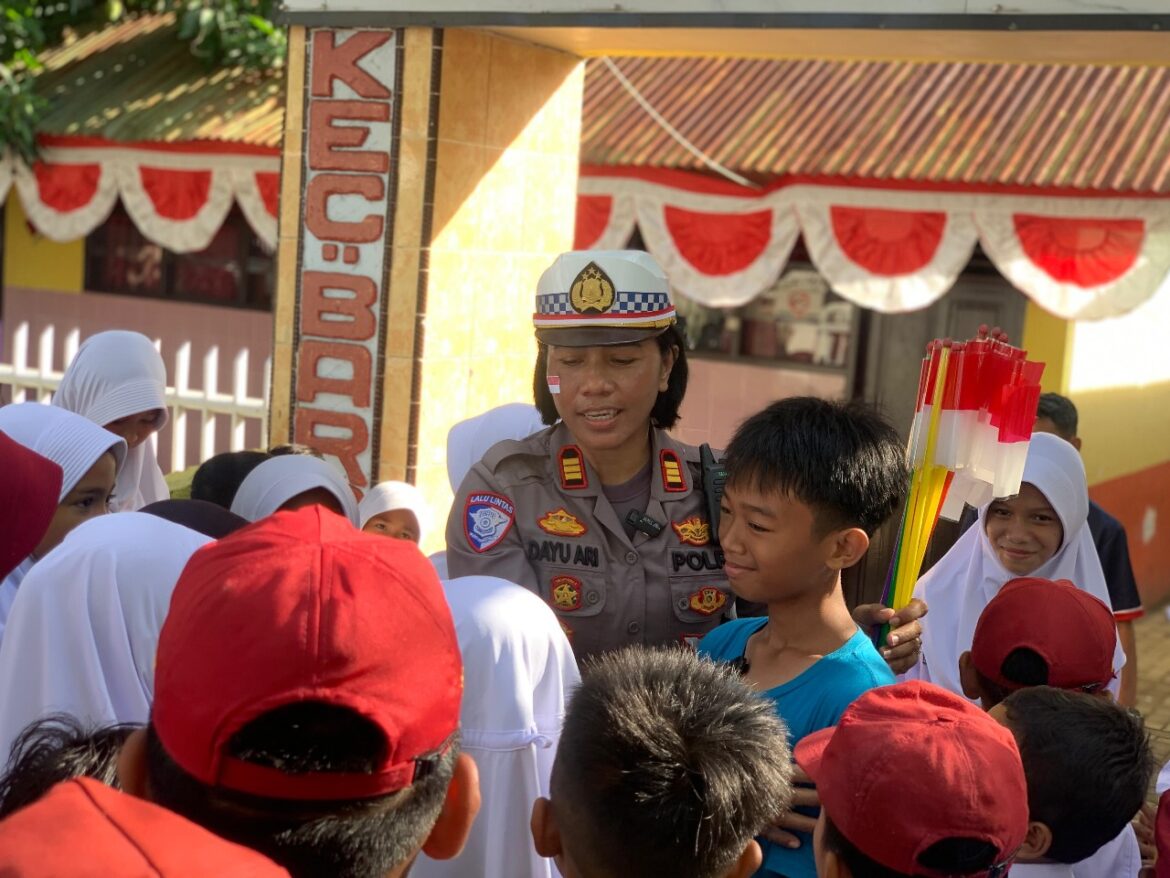 ​Satlantas Polres Barru Edukasi Keselamatan Berlalulintas dan Bagikan Bendera Merah Putih di SDN 32 Barru