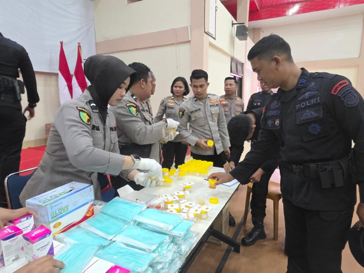 RS Bhayangkara Kendari Gelar Pemeriksaan Kesehatan Gigi, Pemberian Vitamin dan Masker, serta Deteksi Dini Narkoba bagi Personel PNPP Satbrimob Polda Sultra