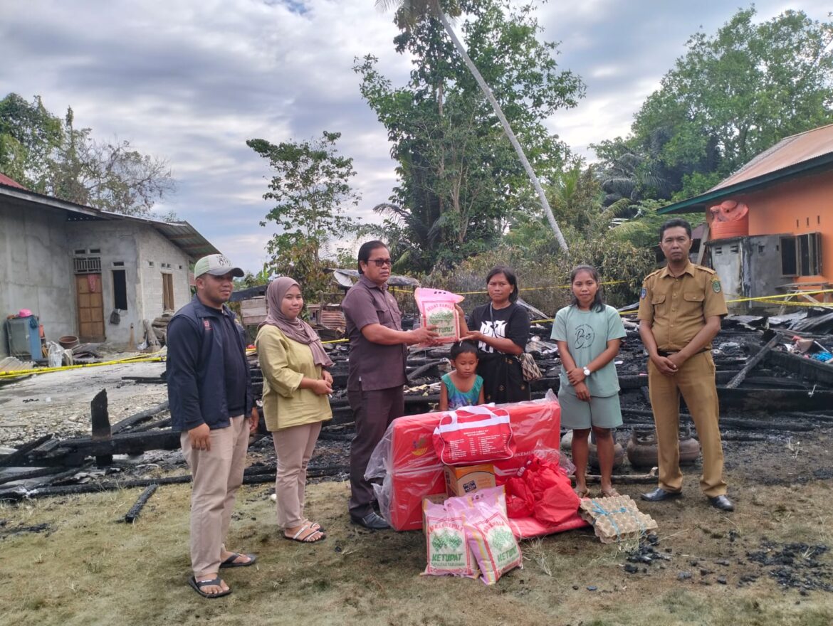Anggota Fraksi PAN. DPRD. Luwu Utara, Jalisman SE. Cepat Tanggap Bantu Korban Kebakaran di Desa Tete Uri, Kec. Sabbang Selatan.