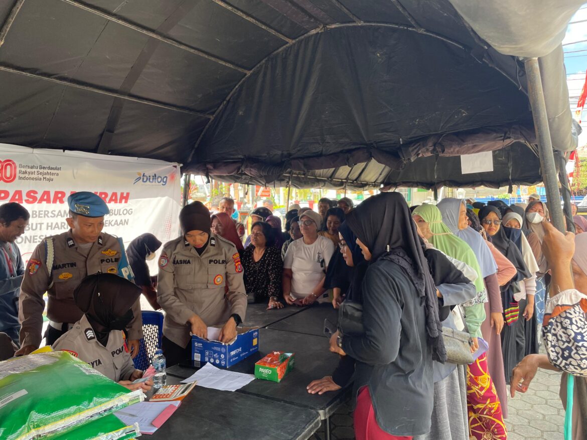 *Antusias Masyarakat Kota Kendari, Padati Lokasi Pasar Murah Polresta Kendari*