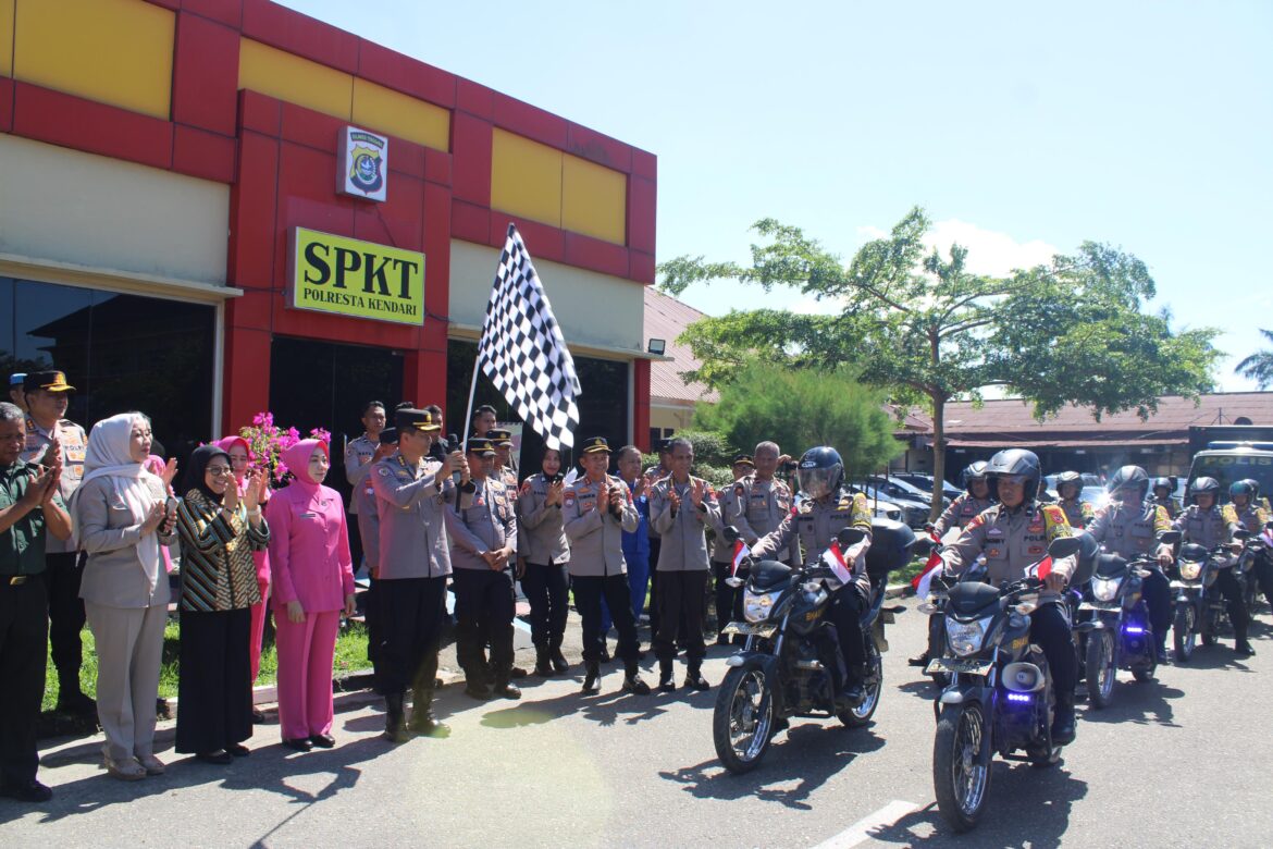 *Kapolda Sultra Salurkan 300 Paket Bansos untuk Warga Kampung Merah Putih Kendari*