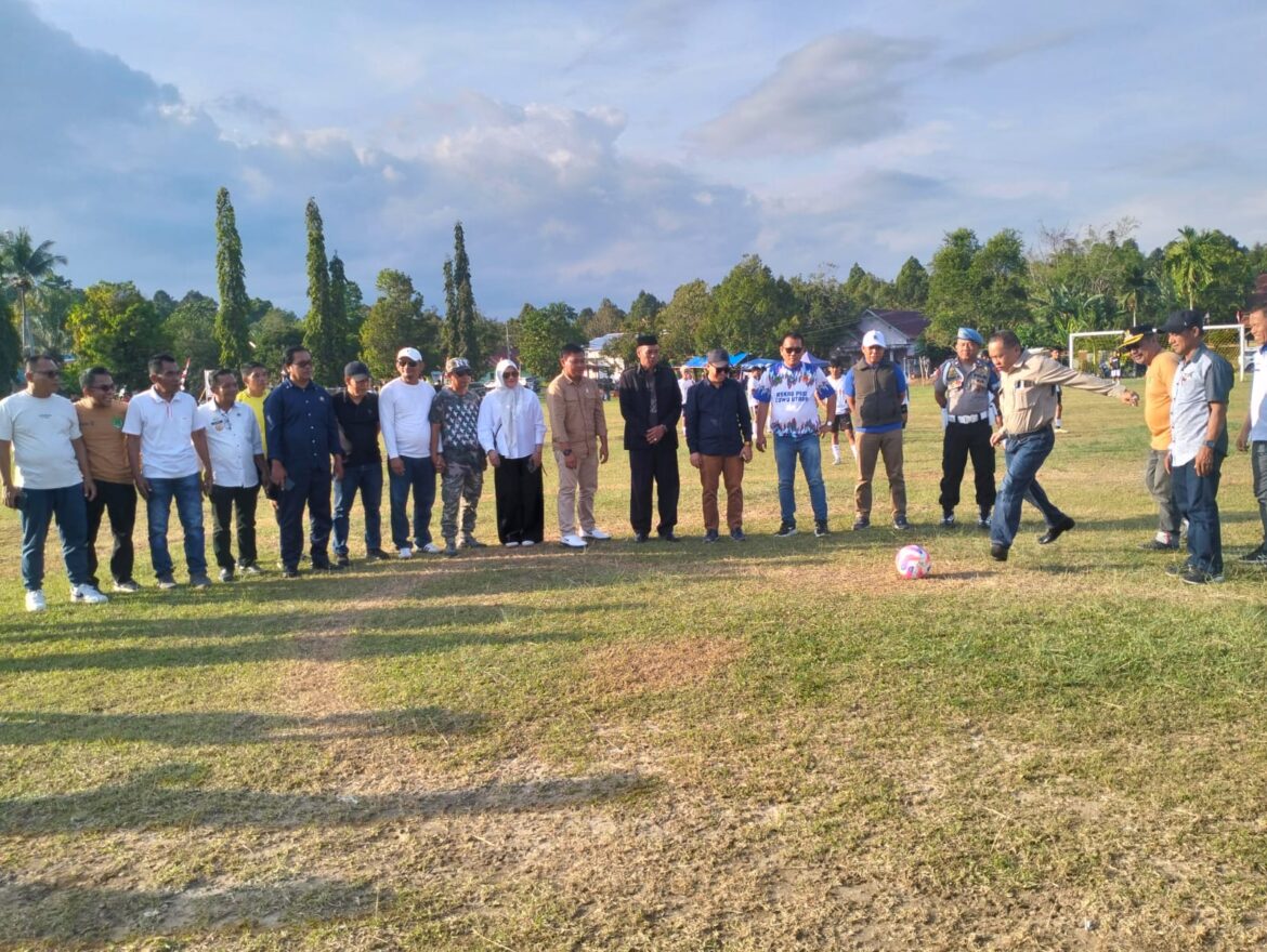 Turnamen Sepak Bola Kecamatan Sabbang Resmi Dibuka, Sekda Luwu Utara Berikan Tendangan Pertama