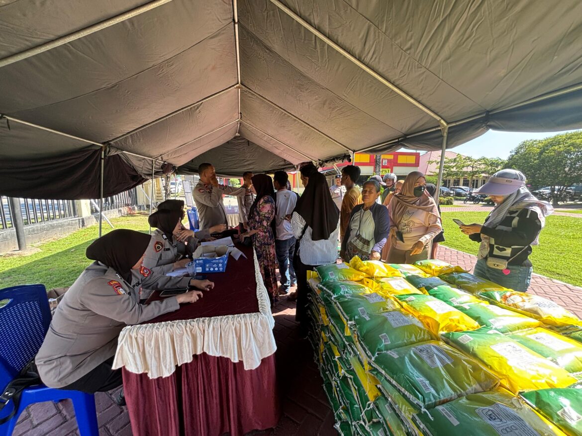 *Polda Sultra dan Bulog Gelar Gerakan Pangan Murah, Masyarakat Kendari Antusias Berbelanja*