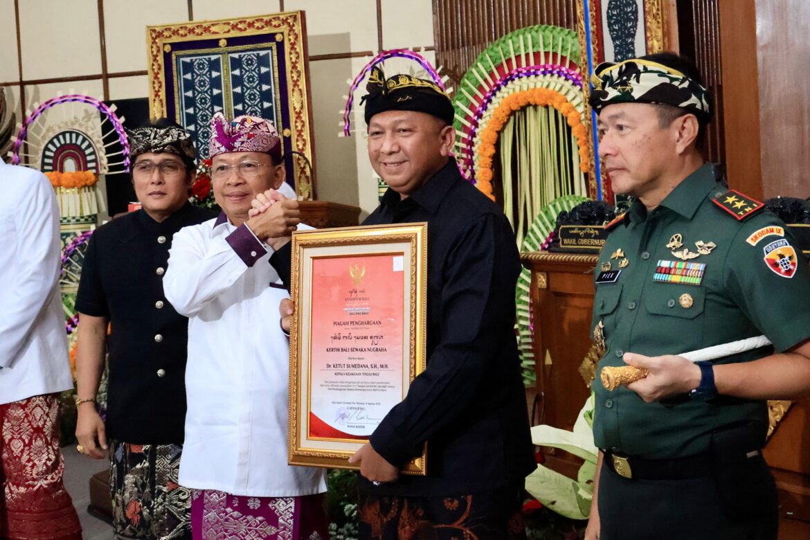 *Perda Bale Kerta Adhyaksa Disahkan, Ketut Sumedana Selaku Penggagas Raih Penghargaan Khusus*