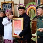 *Perda Bale Kerta Adhyaksa Disahkan, Ketut Sumedana Selaku Penggagas Raih Penghargaan Khusus* *Perda Bale Kerta Adhyaksa Disahkan, Ketut Sumedana Selaku Penggagas Raih Penghargaan Khusus*