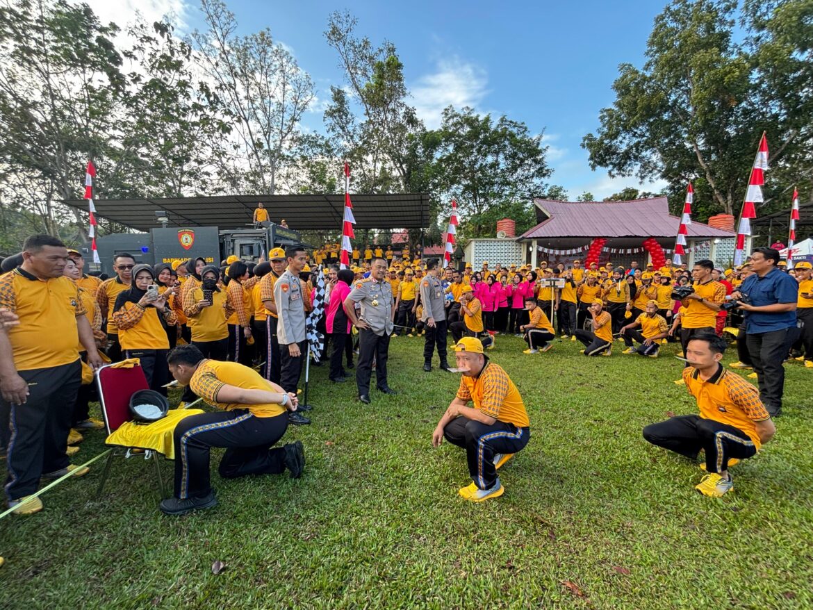 *Seru! Lomba Tarik Water Canon hingga Balap Sarung Meriahkan HUT RI di Polda Sultra*