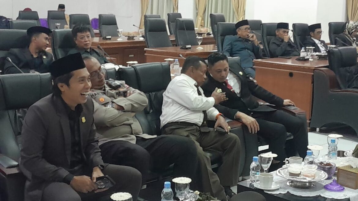 Rapat Paripurna DPRD, Dengarkan Pidato Kenegaraan Presiden RI Jelang HUT ke-80 Dihadiri Oleh Bupati Enrekang.