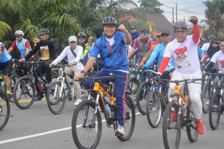 Ratusan warga bersama Bupati Luwu Utara mengikuti “Sepeda Santai Merah Putih