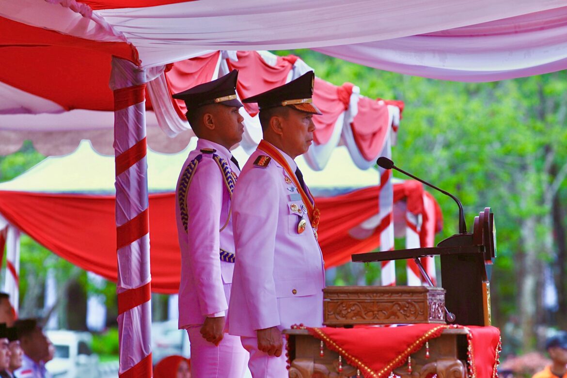 Gubernur Sultra Pimpin Upacara Penurunan Bendera HUT RI ke-80 di Kantor Gubernur