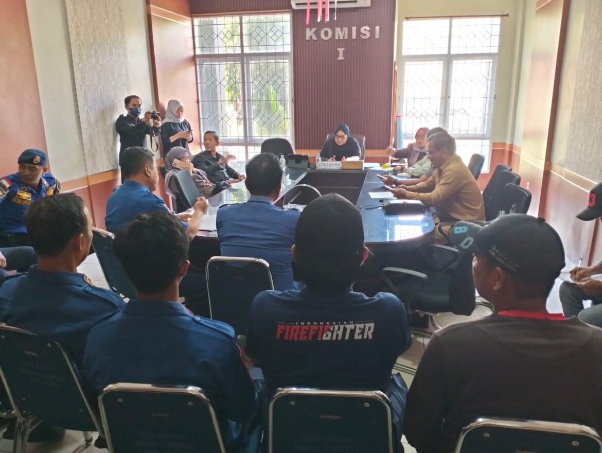 DPRD Terima Para Pengunjuk Rasa, Petugas Damkar Protes Fasilitas dan Tuntut Hak Yang Belum Dibayar.