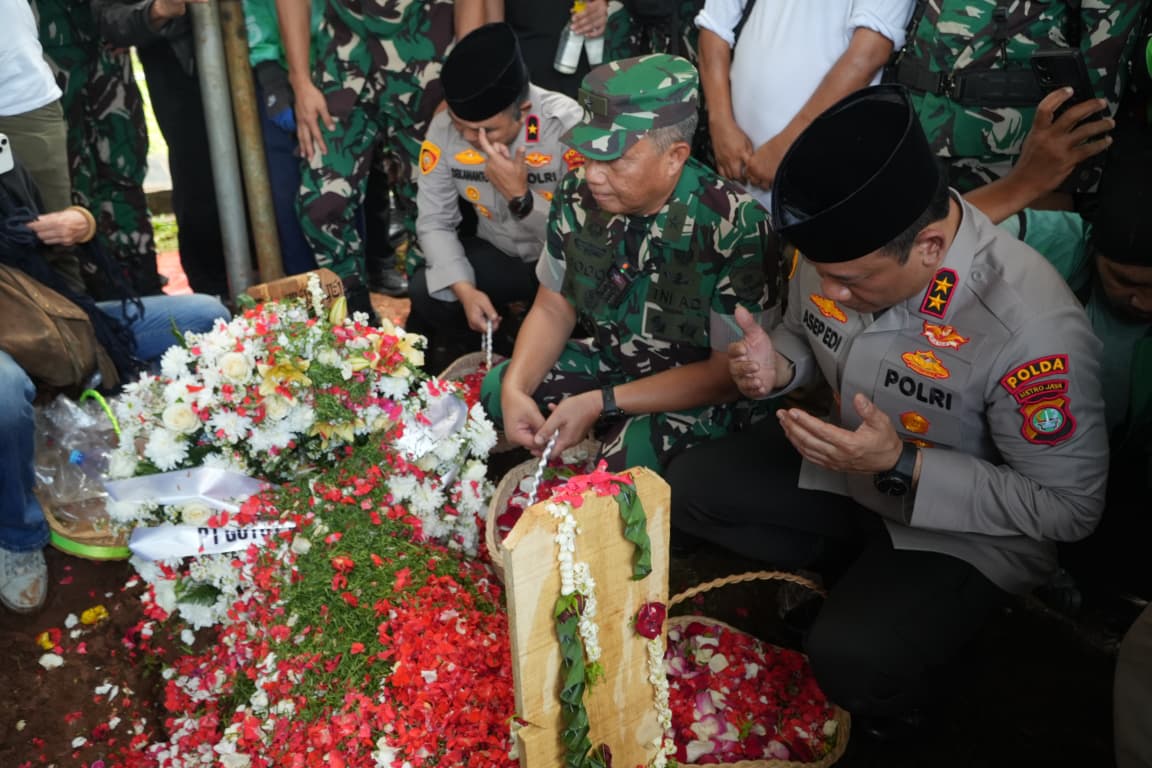 Hadiri Pemakaman Affan Kurniawan di TPU Karet Bivak, Kapolda Metro Sampaikan Permohonan Maaf