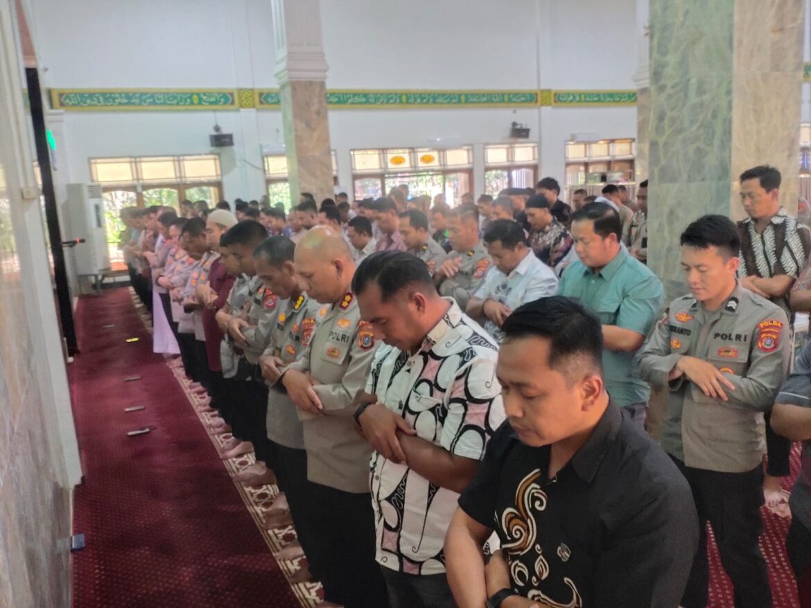*Doakan Almarhum Affan Kurniawan, Polda Sultra Gelar Sholat Gaib di Masjid Al-Amin*