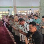 *Doakan Almarhum Affan Kurniawan, Polda Sultra Gelar Sholat Gaib di Masjid Al-Amin* *Doakan Almarhum Affan Kurniawan, Polda Sultra Gelar Sholat Gaib di Masjid Al-Amin*