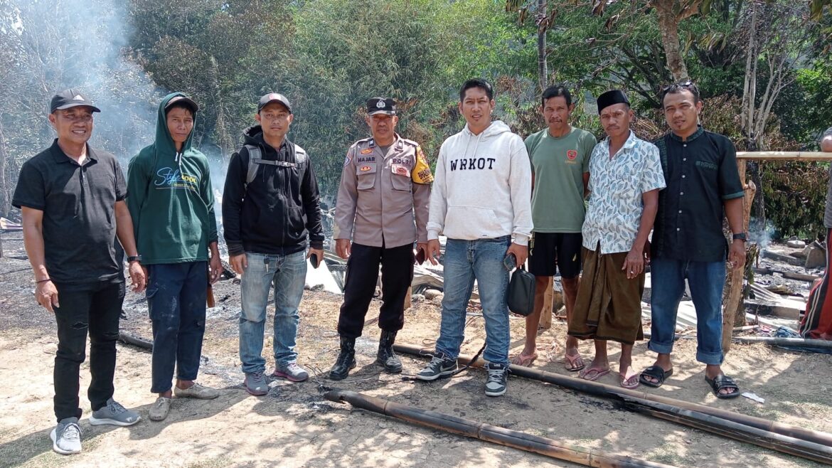 Musibah Kebakaran di Desa Nepo, Kades Nepo Turun Tangan Bantu Warga