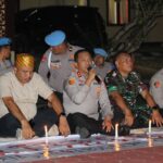 *Pengemudi Ojek Online dan Kapolda Sultra Gelar Aksi Menyalakan Lilin dan Tabur Bunga Untuk Almarhum Affan Kurniawan* *Pengemudi Ojek Online dan Kapolda Sultra Gelar Aksi Menyalakan Lilin dan Tabur Bunga Untuk Almarhum Affan Kurniawan*