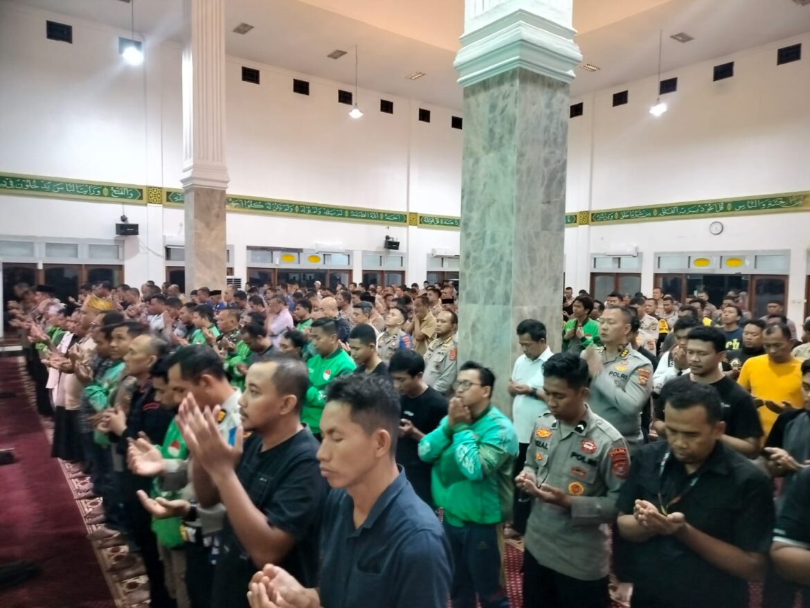 *Kapolda Sultra Bersama Pengemudi Ojek Online Sholat Maghrib dan Sholat Gaib Bersama di Masjid Al-Amin*