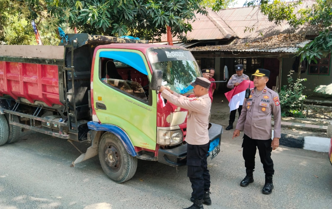Kapolsek Barru Ajak Masyarakat Kobarkan Semangat Kemerdekaan Lewat Pembagian Bendera Merah Putih