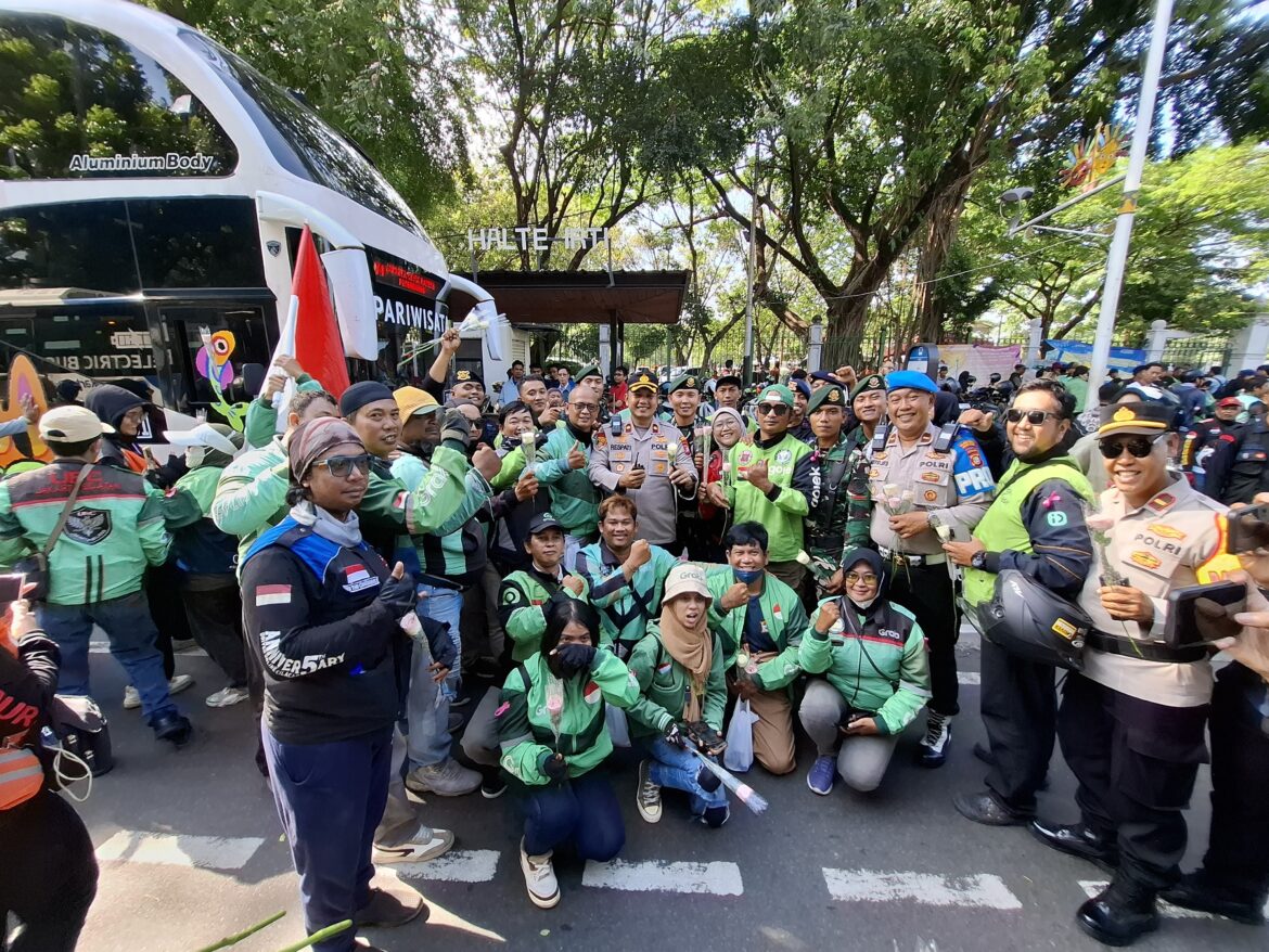 Bagikan Ribuan Mawar Untuk Anggota Polri dan TNI di Monas, Komunitas Ojol Tidak Mau Terprovokasi