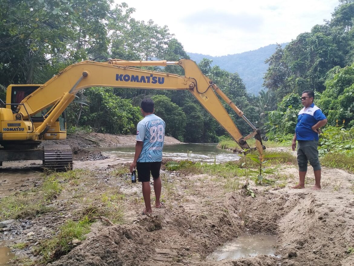 Anggota DPRD Luwu Utara Tinjau Normalisasi Sungai di Desa Kalotok