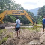 Anggota DPRD Luwu Utara Tinjau Normalisasi Sungai di Desa Kalotok Anggota DPRD Luwu Utara Tinjau Normalisasi Sungai di Desa Kalotok