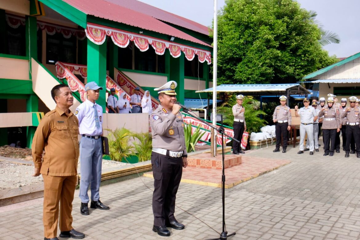 *Ditlantas Polda Sultra Beri Penyuluhan Keselamatan Berkendara di SMA 1 Kendari*