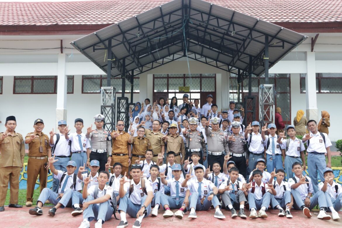 *Kasat PJR Ditlantas Polda Sultra Jadi Irup Upacara Bendera di SMKN 2 Kendari*