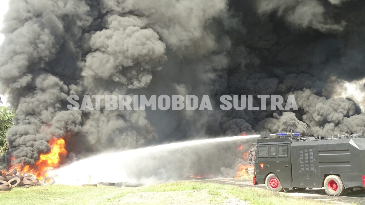 *Brimob Polda Sultra Kerahkan Dua Water Cannon Padamkan Kebakaran Pabrik Ban Bekas di Konsel*