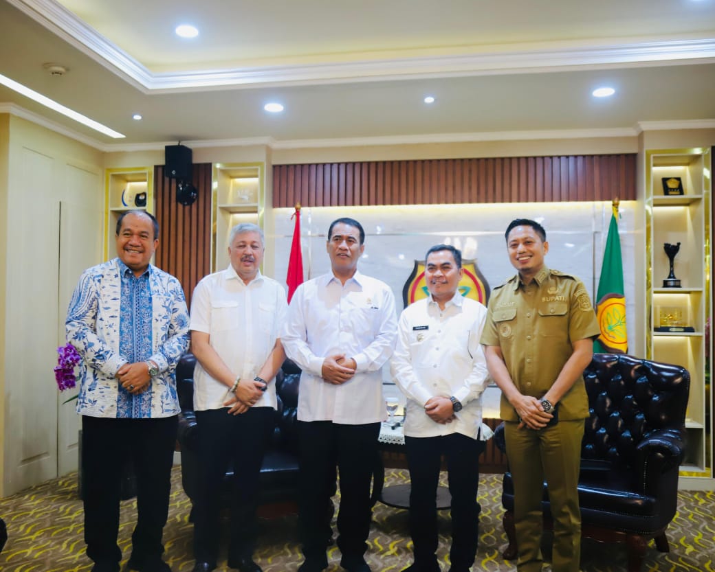 Bupati Enrekang H. Muh. Yusuf Ritangnga mengikuti audiensi terbatas bersama Menteri Pertanian Andi Amran Sulaiman, di Jakarta Selatan, Selasa, 9 September 2025.