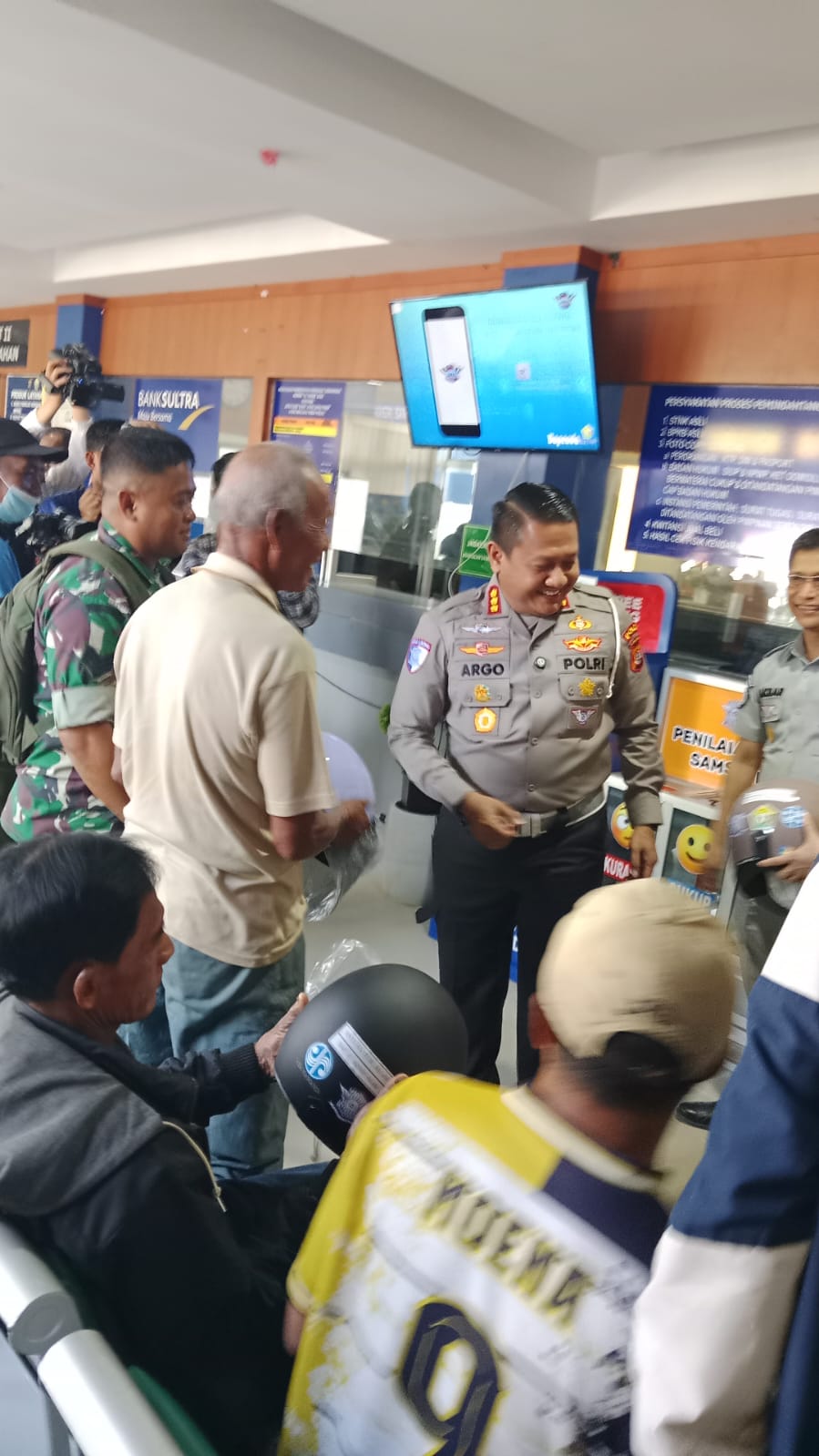 Apresiasi Wajib Pajak Tertib – Pemberian Helm dalam Rangka Hari Keselamatan Berlalu Lintas dan HUT Lalu Lintas ke-70*