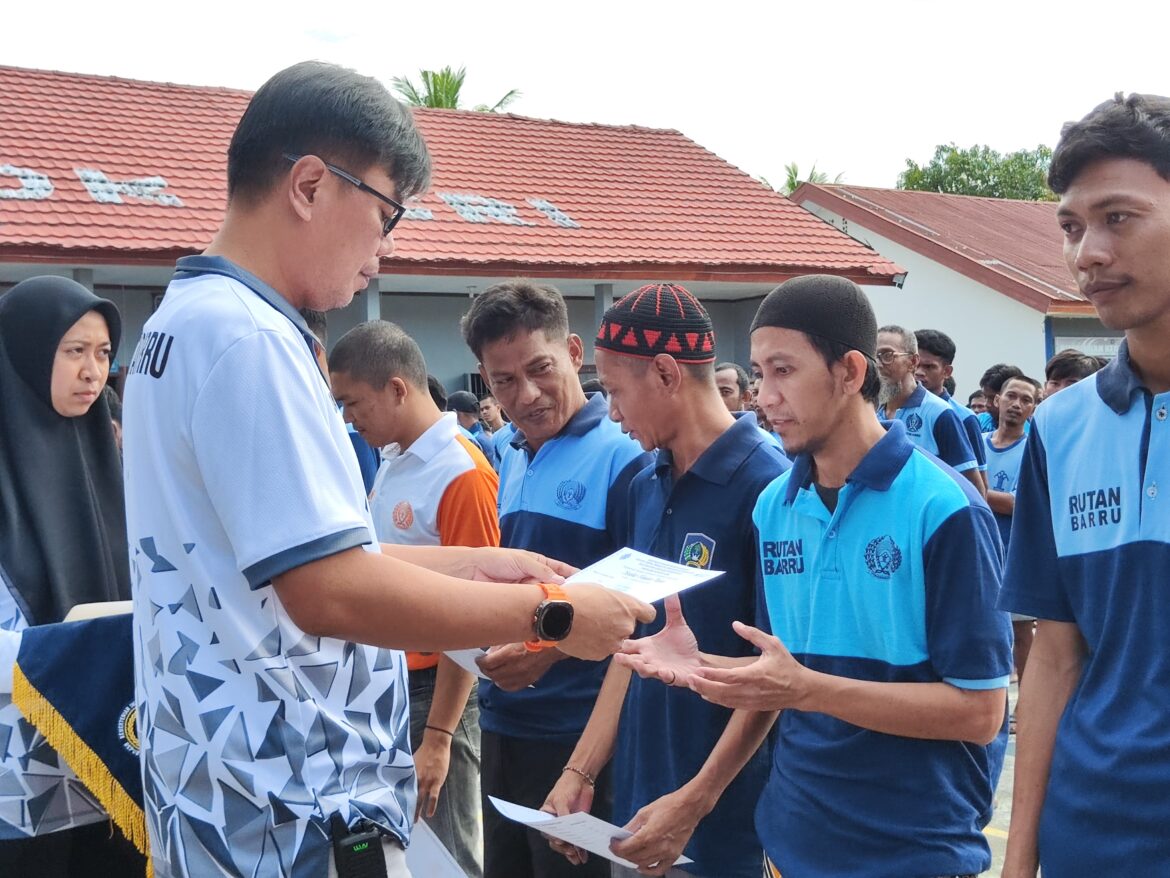 Wujud Pembinaan Menyeluruh: Rutan Barru Serahkan Sertifikat Pelatihan, Pramuka, dan Apresiasi Lomba