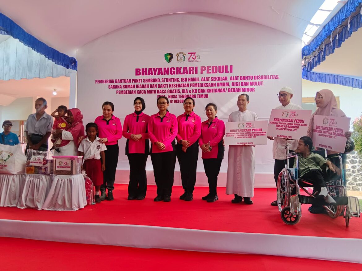 Ketua Umum Bhayangkari Salurkan 5.000 Paket Bansos, Gelar Bakti Kesehatan dan Religi di Ende, NTT